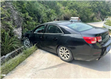 乐清市牡丹园景区附近路段，一车辆碰撞山体！(人气：253)